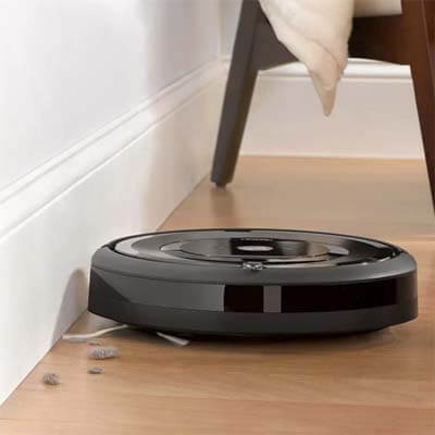Roomba E6 limpiando esquinas